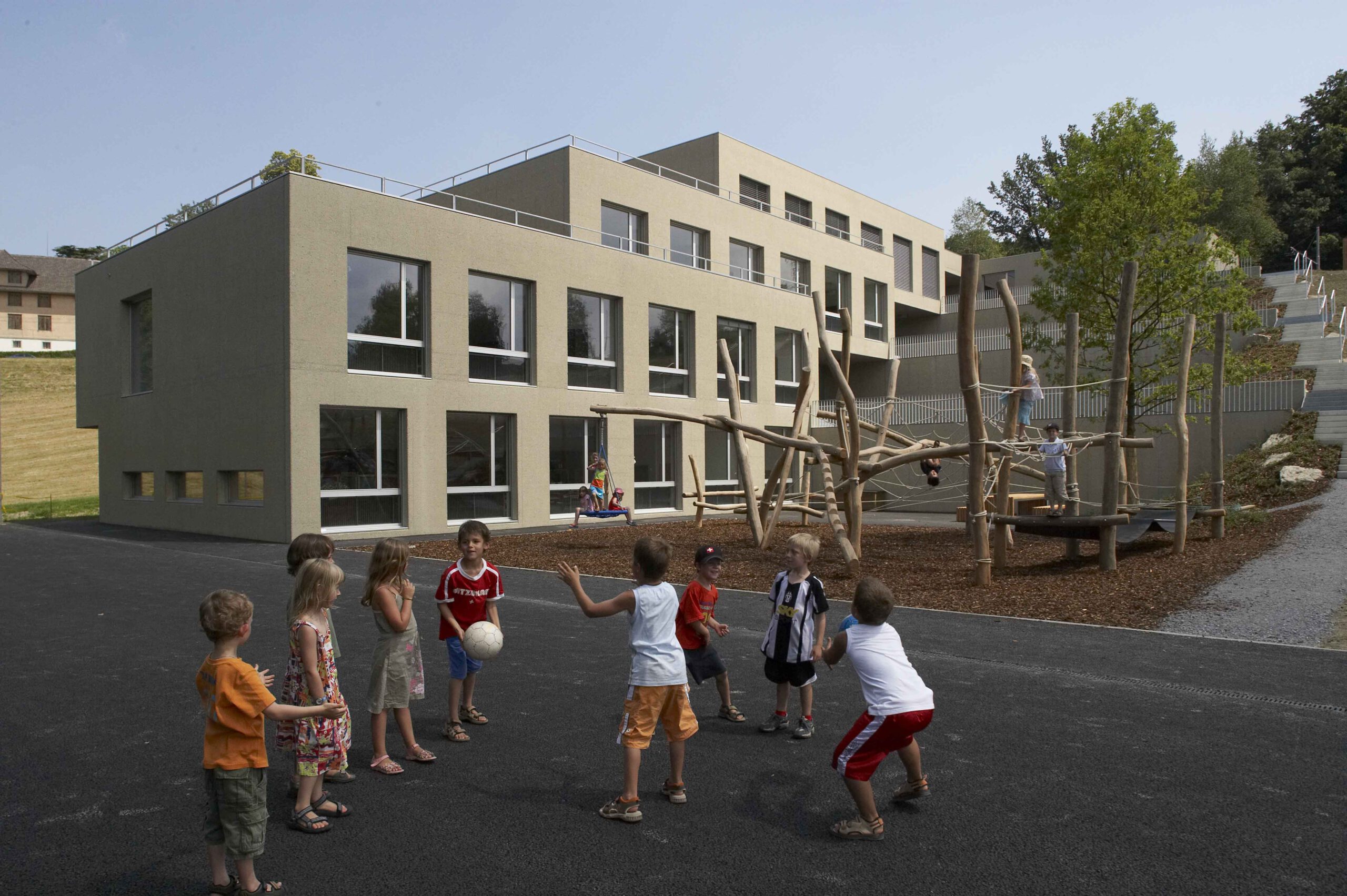 Schulhaus Unterlöchli Luzern Betonbearbeitung Stocken Steinmetzbetrieb Miedl Stocken Beton gestockt Fassade