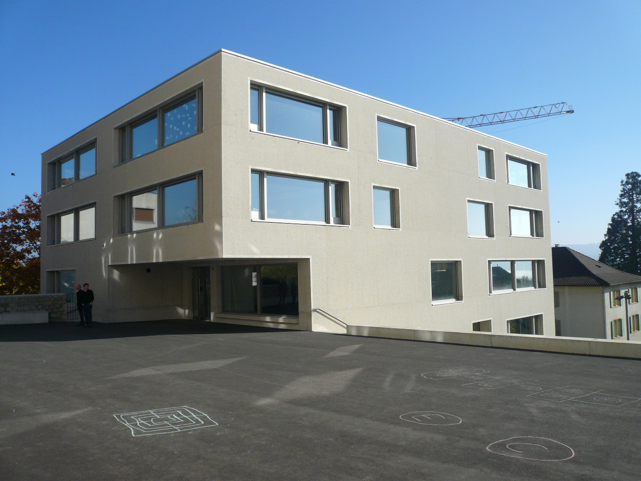 Schule La Neuveville Betonbearbeitung Stocken Steinmetzbetrieb Miedl Wand gestockt