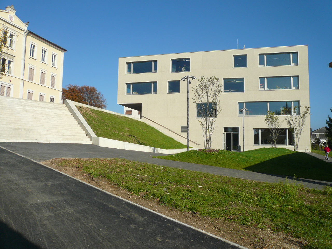 Schule La Neuveville Betonbearbeitung Stocken Steinmetzbetrieb Miedl Wand gestockt