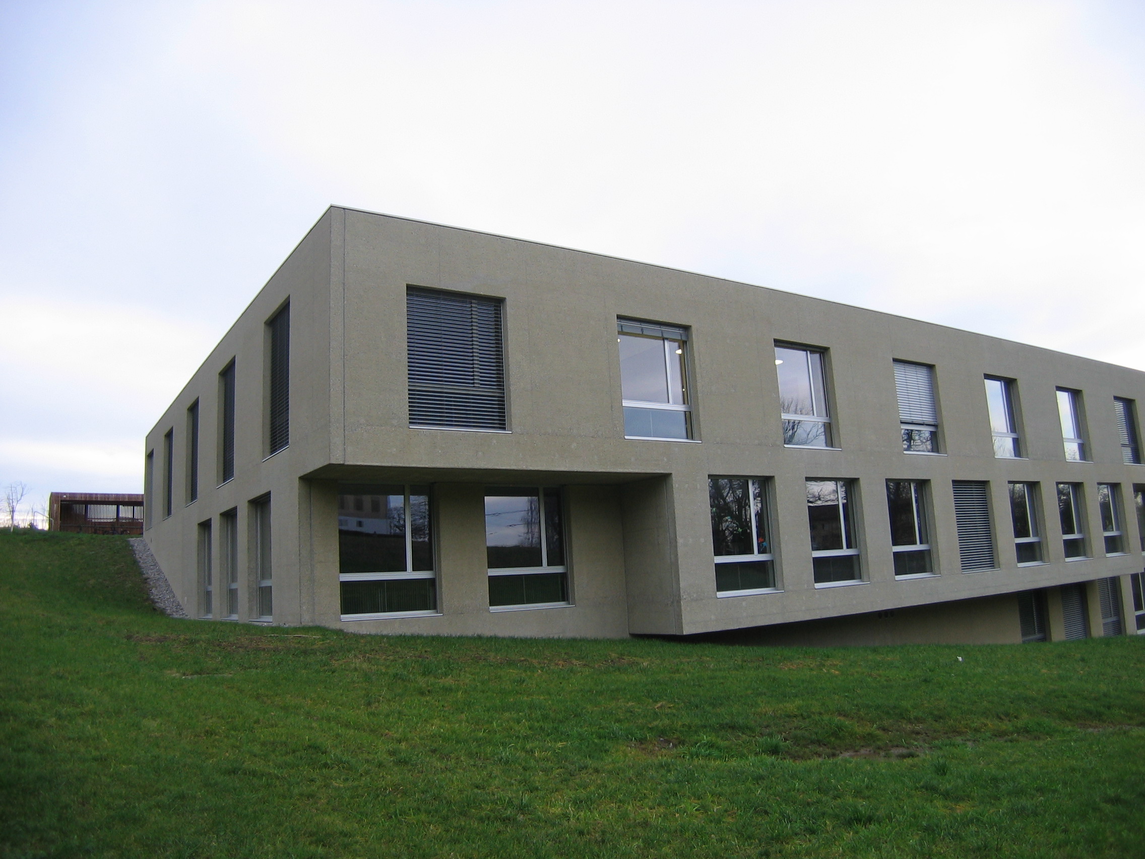 Schulhaus Unterlöchli Luzern Betonbearbeitung Stocken Steinmetzbetrieb Miedl Stocken Beton gestockt Fassade