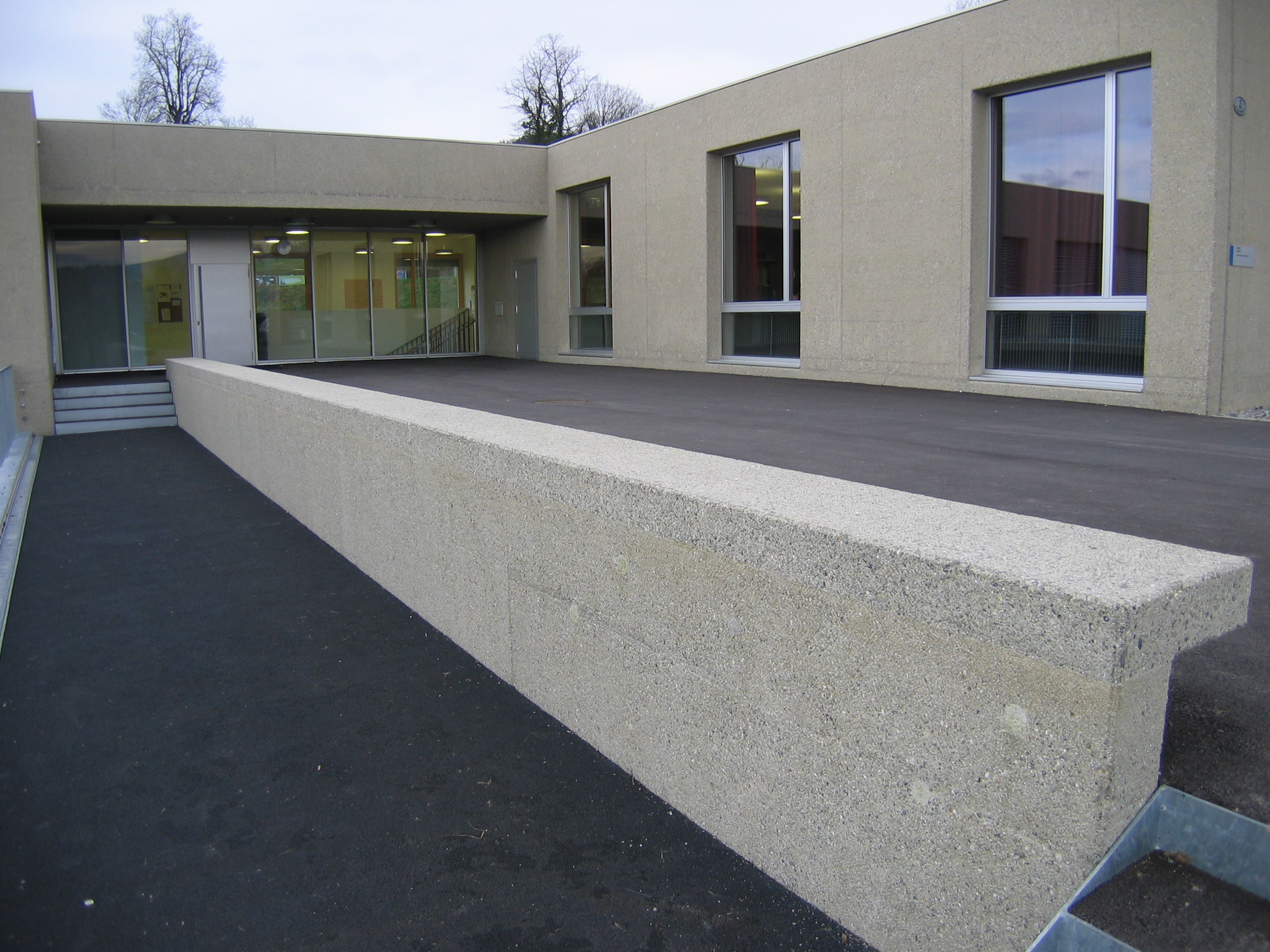 Schulhaus Unterlöchli Luzern Betonbearbeitung Stocken Steinmetzbetrieb Miedl Stocken Beton gestockt Mauer