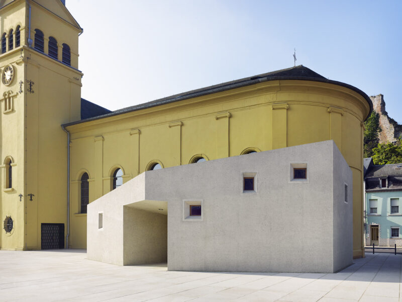 Sakristei Hesperange Luxemburg Stocken Steinmetzbetrieb Miedl Fassade Beton gestockt