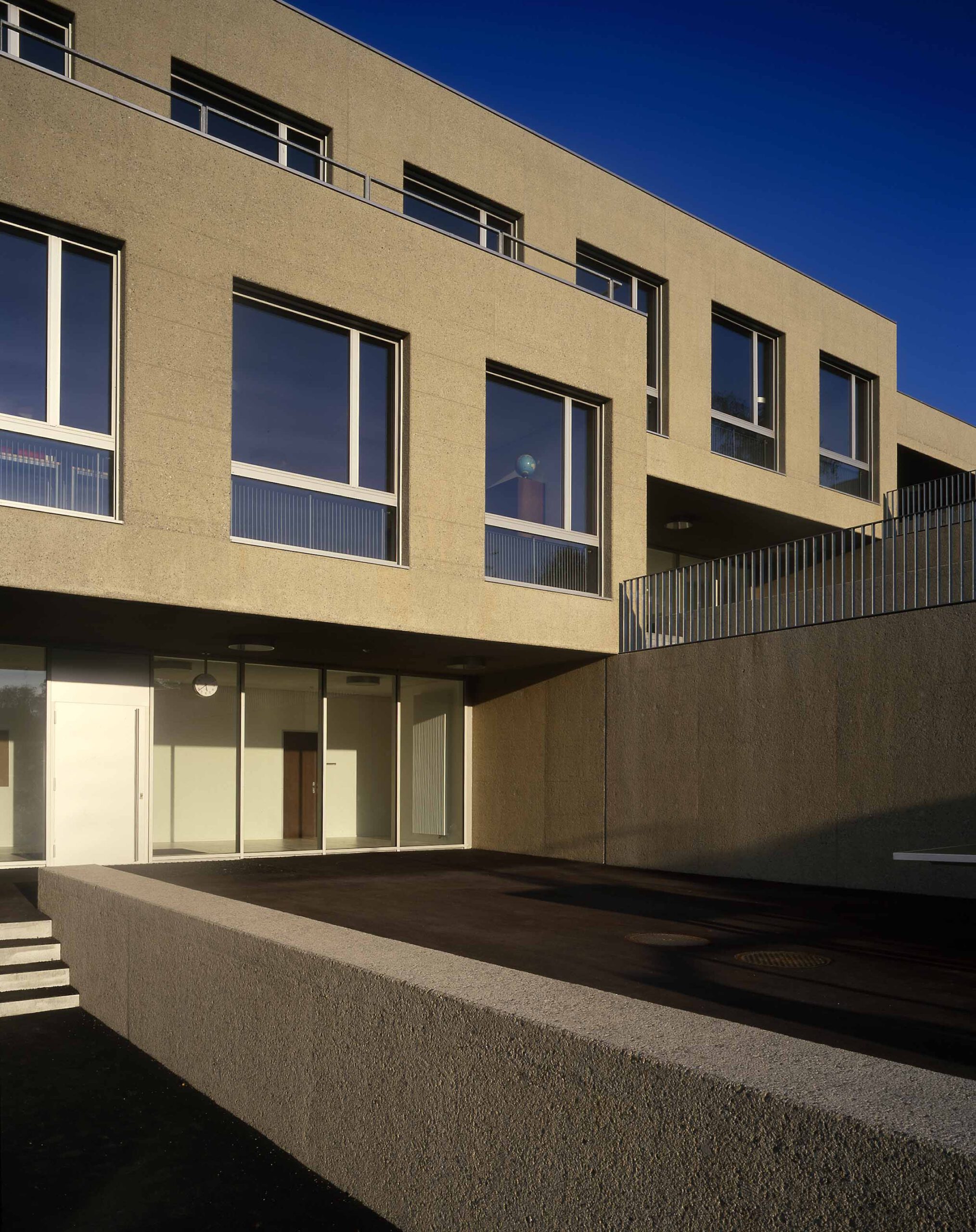 Schulhaus Unterlöchli Luzern Betonbearbeitung Stocken Steinmetzbetrieb Miedl Stocken Beton gestockt Wände