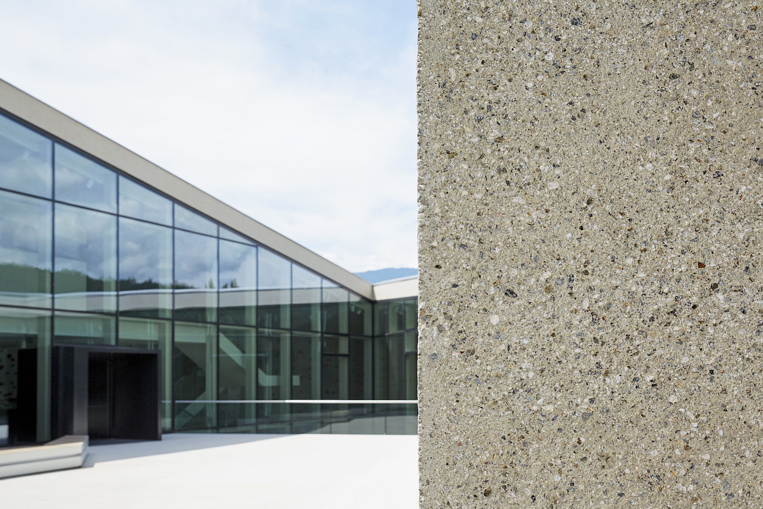 Kletterhalle Bruneck Südtirol Stocken Betonbearbeitung Steinmetzbetrieb Miedl Beton gestockt Fassade